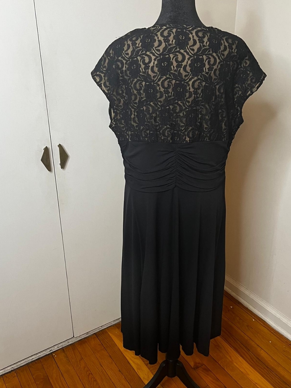 Elegant Black Dress With Lace Detail - Picture 2 of 4